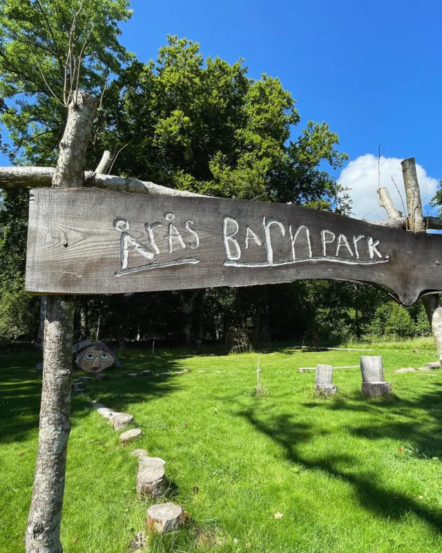 Upptäck barnparken 🤸🏻‍♂️

Bland troll och buskar väntar inte-nudda-marken-parken och fartfyllda åkattraktioner så som gungor, rutschkana och käpphästar. När du vill ta en paus tar du med dig en filt in i pil-kojan och när Trädgårdscaféet är öppet kan du svalka dig med en glass. 

Café & loppis öppet torsdag-söndag 11-16

#åråssäteri #lekpark #utflyktstips