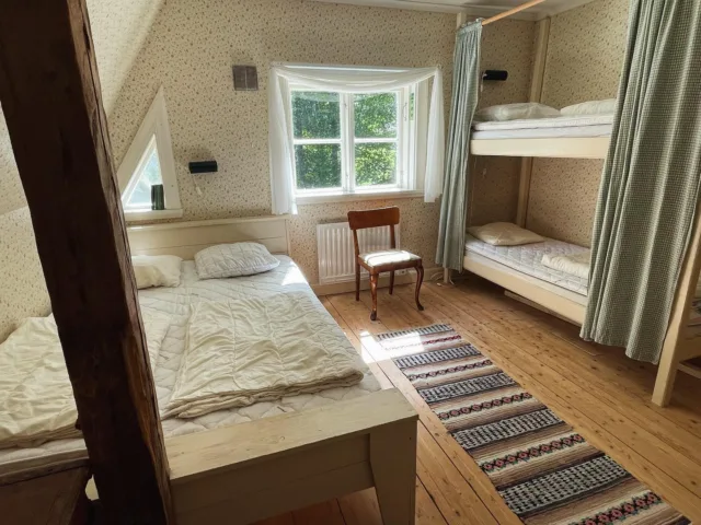 Upptäck vårt vandrarhem 🏡 

Bergsrådet Nils Westfelts ägde Årås säteri mellan 1757-1769. I familjerummet som är döpt efter honom bor du med ån Tidan rinnande precis utanför fönstret och har du tur kan du se både mink, änder och andra djur direkt från rummet. 

#åråssäteri #vandrarhem #stfturist #svemester #smultronställe